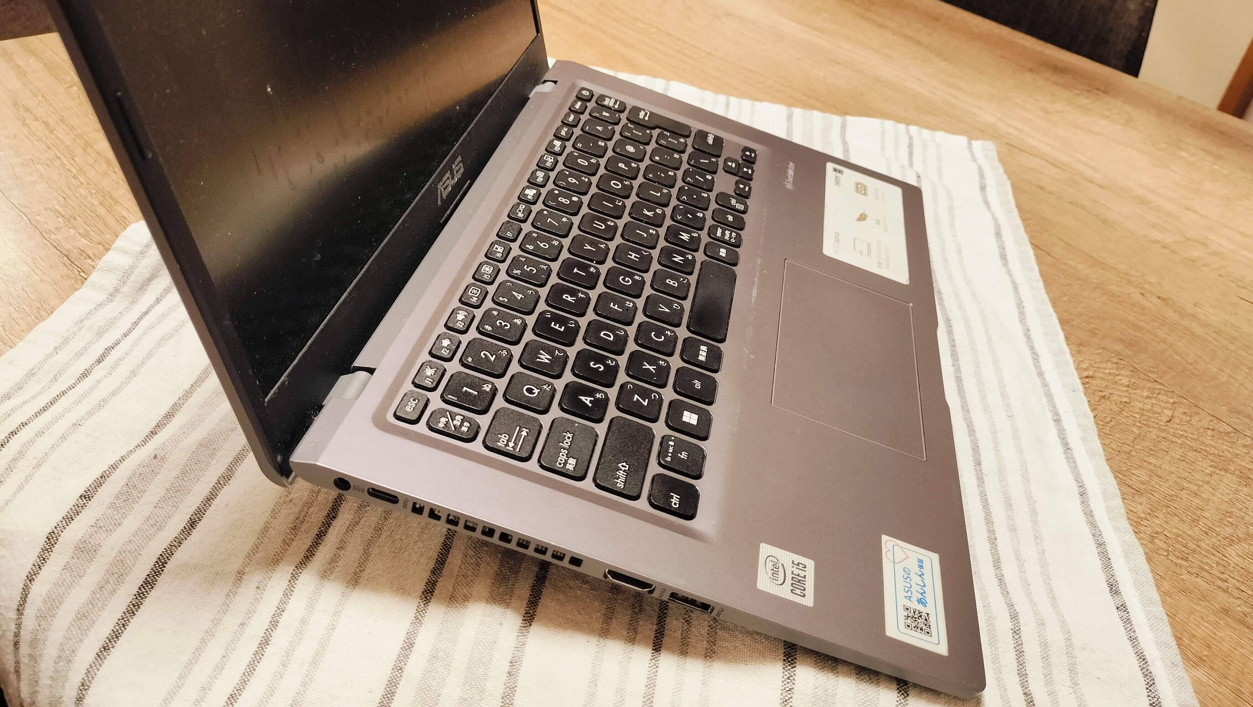 ほどよい角度のノートパソコン