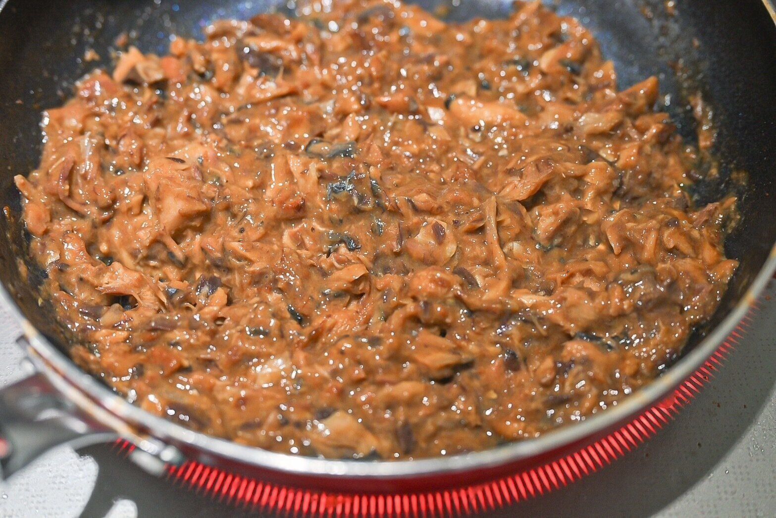 フライパンに入ったサバ味噌そぼろ