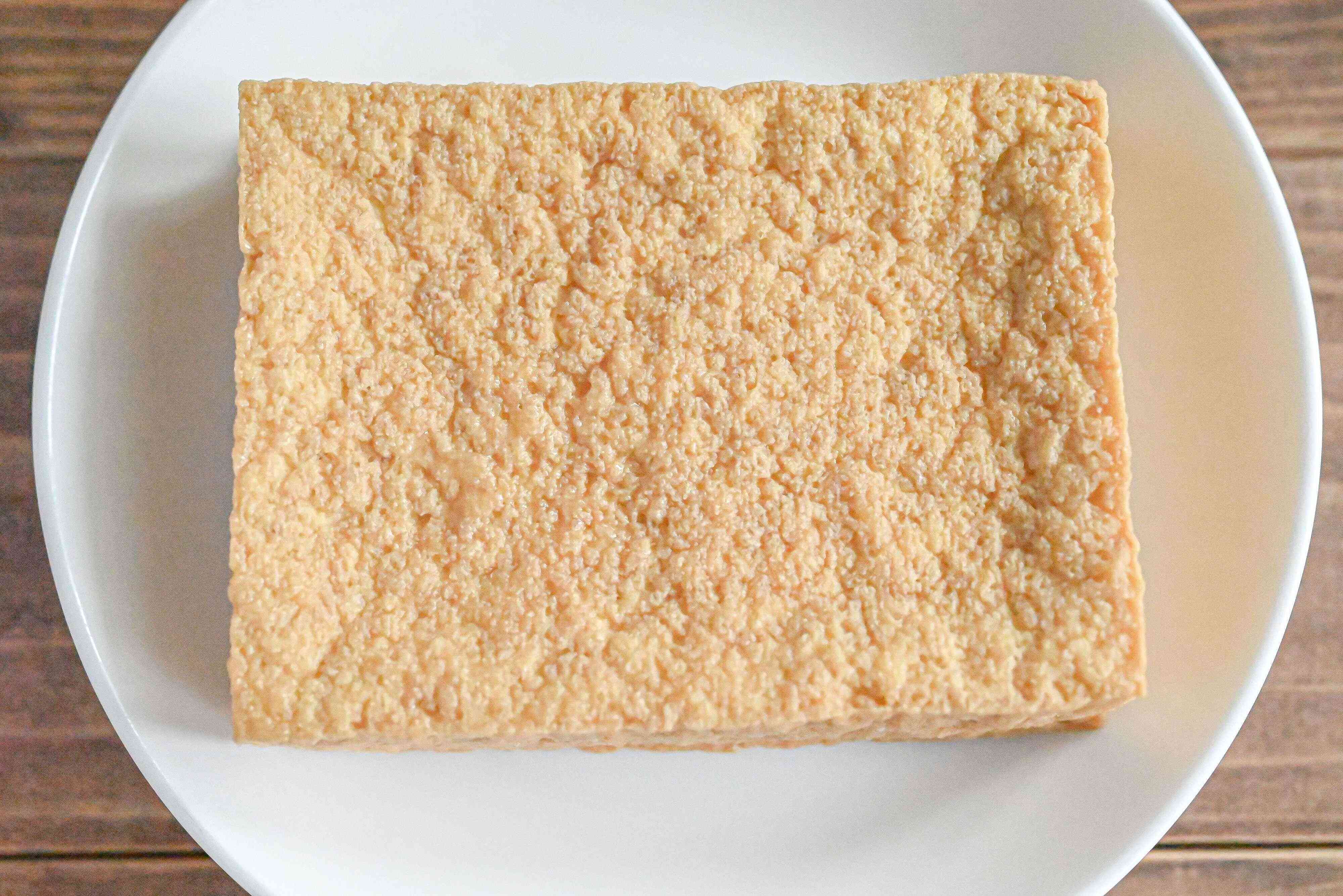 白い皿に盛られた厚揚げ