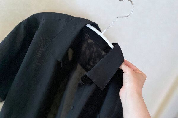 夏服を手に取る様子