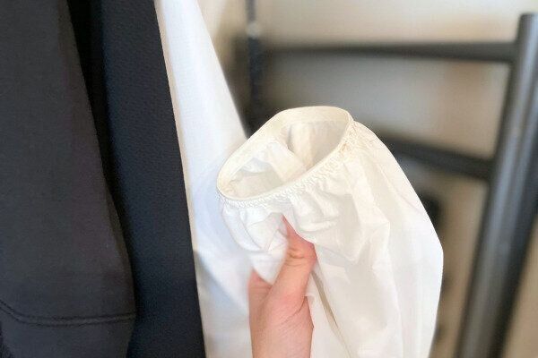 服のヨレや汚れを確認している様子