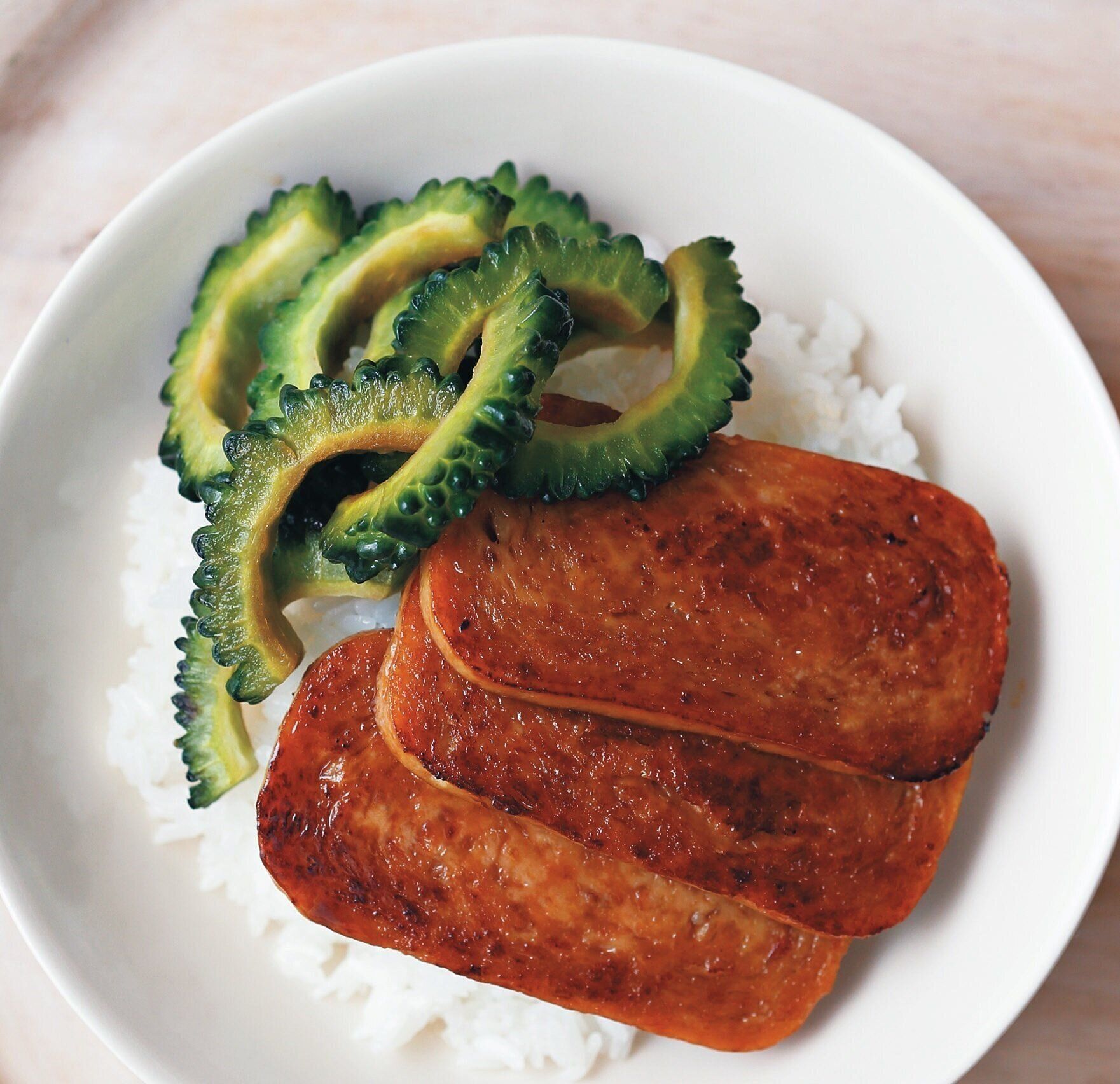 困ったら焼いてのせればいい スパム とゴーヤーの照り焼き丼 サンキュ
