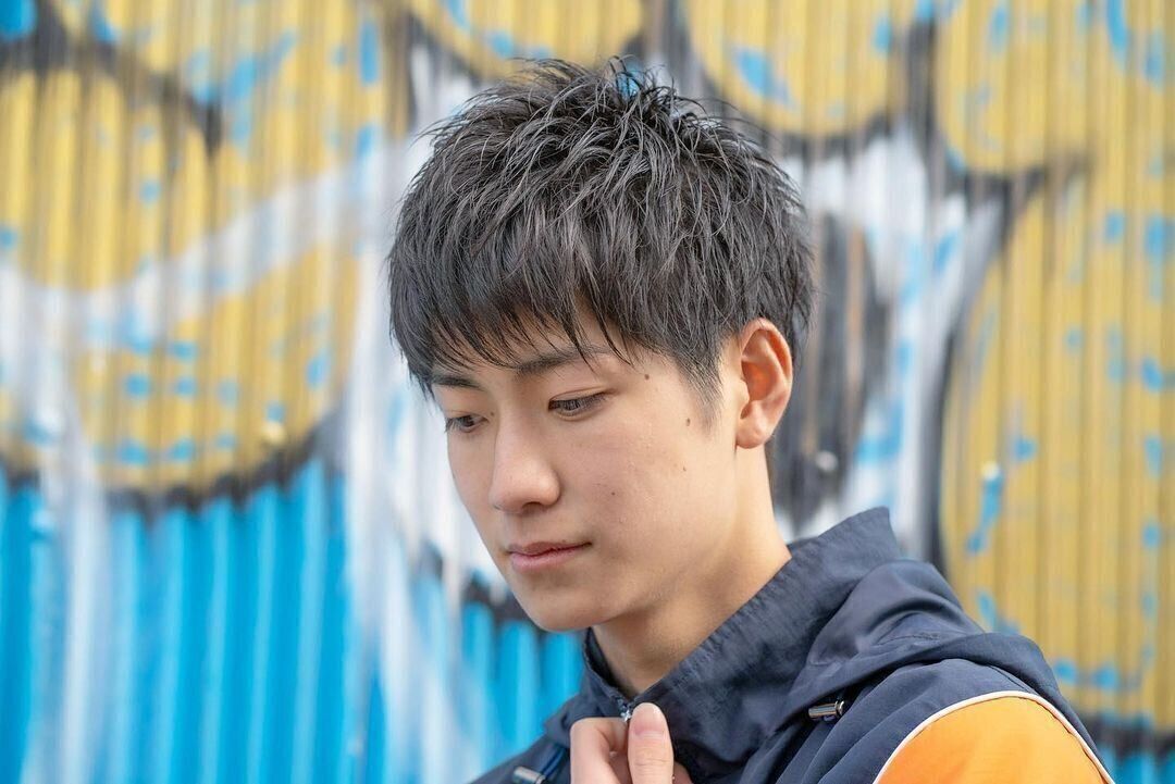 高校生の男の子に似合うヘアスタイル 短めマッシュヘアでさわやかに