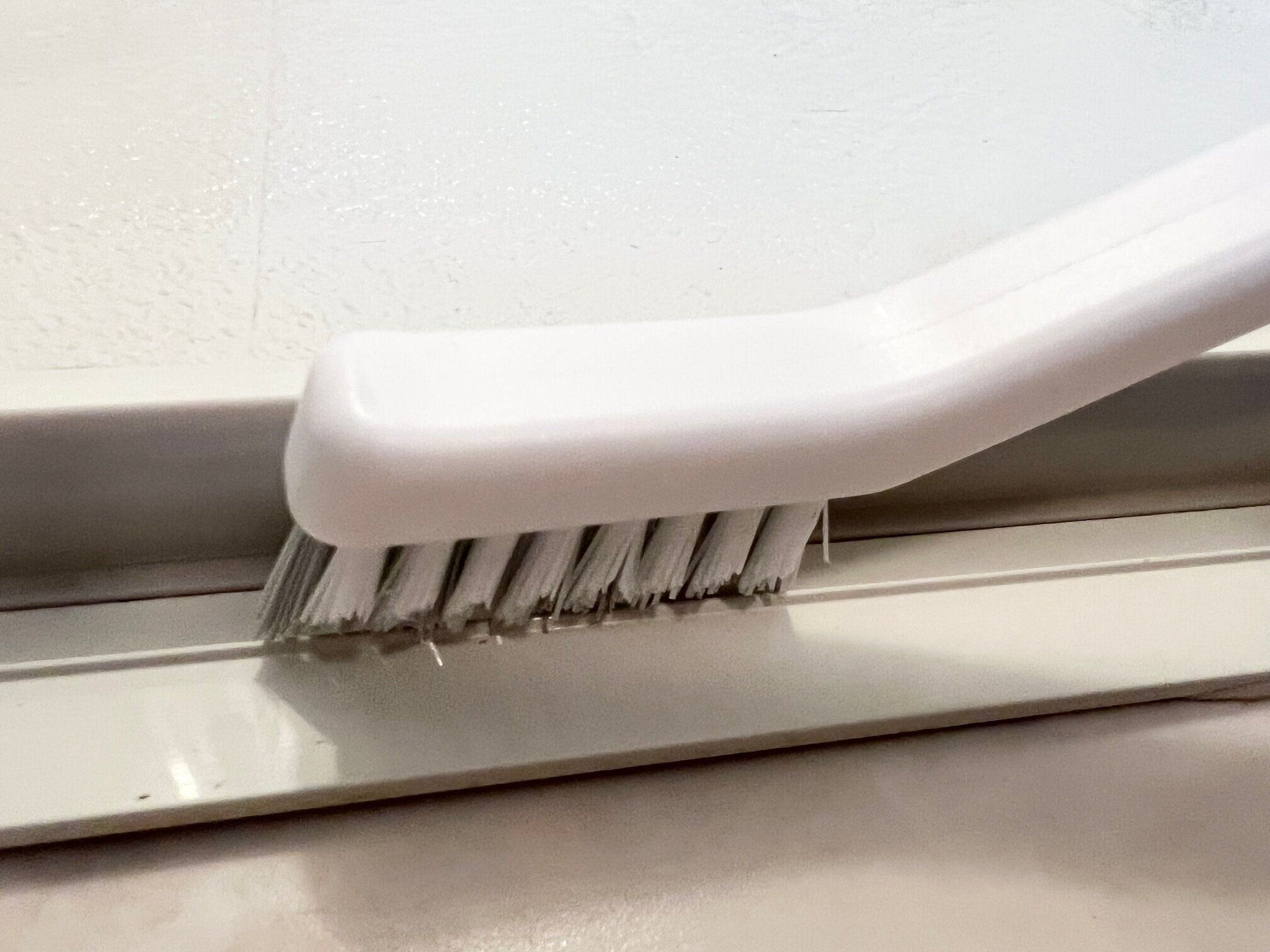 ダイソーの「磁石で引っ付くお風呂のお掃除ブラシ」が便利！