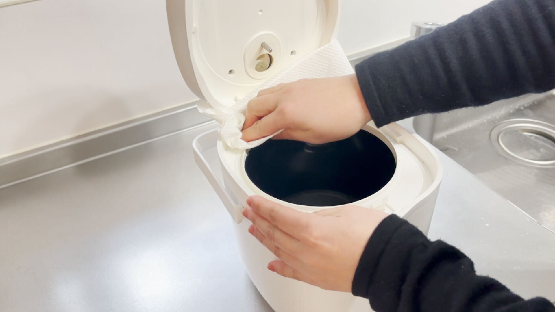 キッチンペーパーで乾拭きをする