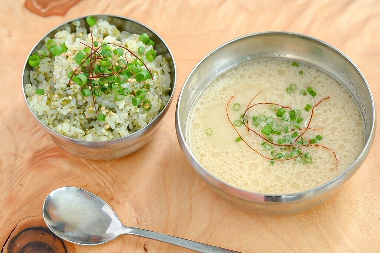 テーブルに並んだ韓国のりごはんとコムタンスープ