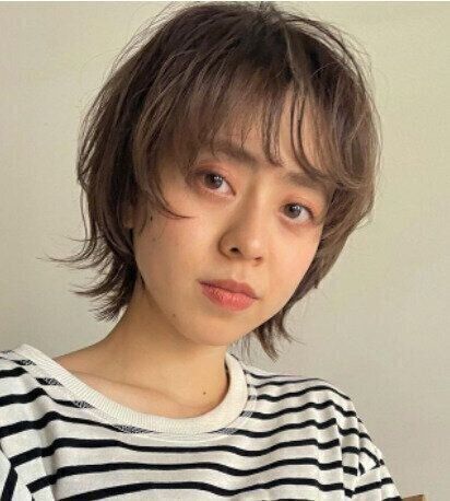 おしゃれな女子高校生のモテるヘアカタログ。外ハネがトレンド！ショートレイヤー