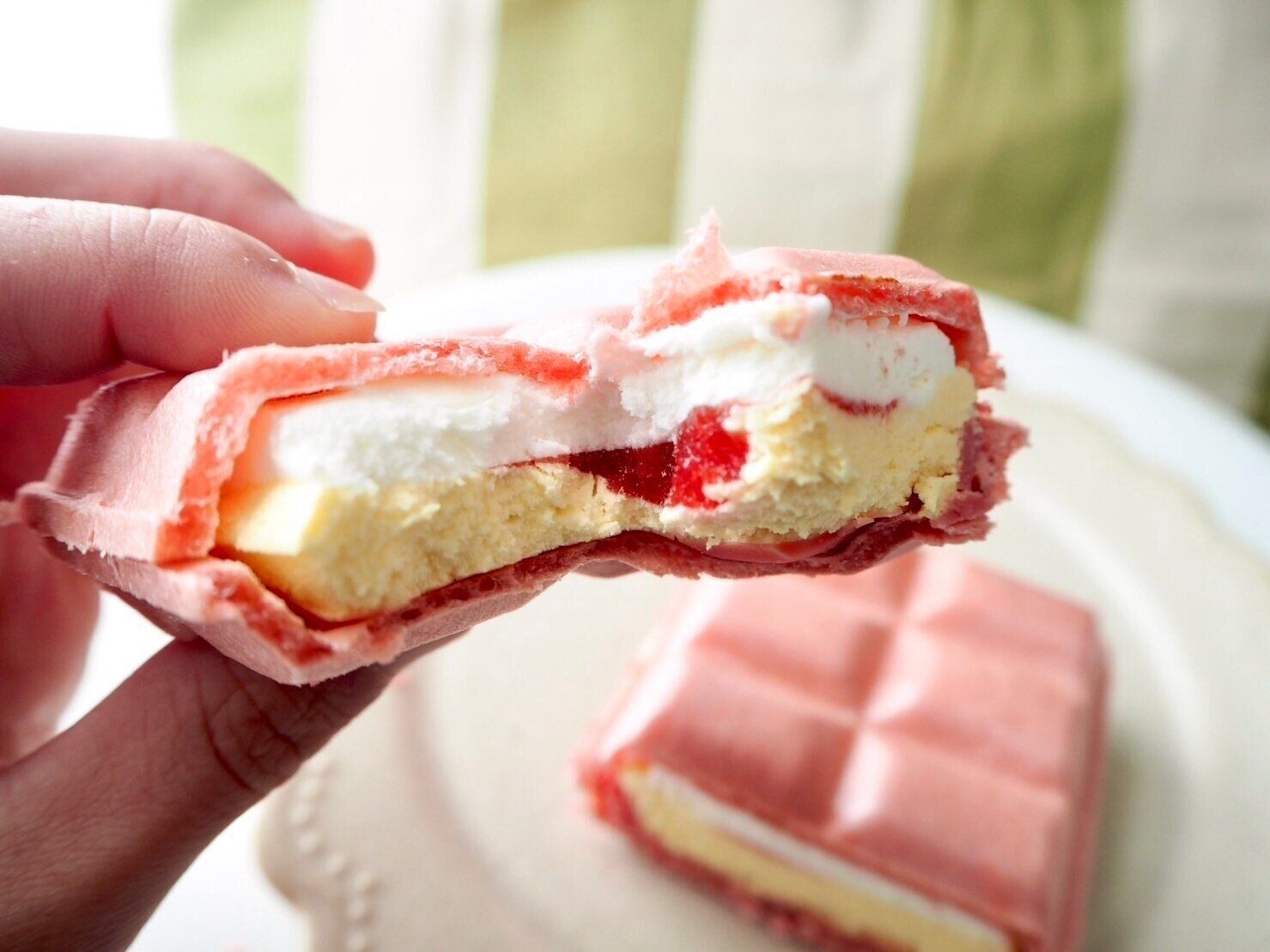 シャトレーゼ「DESSERTモナカ　ガトーフレーズ」断面写真