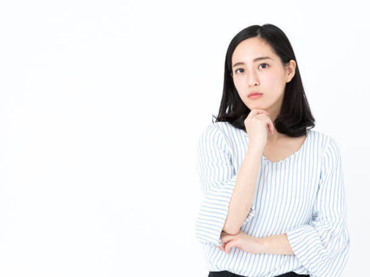 白い背景で隔離の若いアジア女性の肖像画