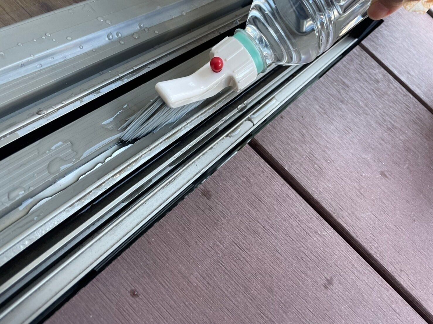 年末のサッシレールの掃除に！ペットボトルに付けるだけ簡単な「ダイソーのスリムブラシ」