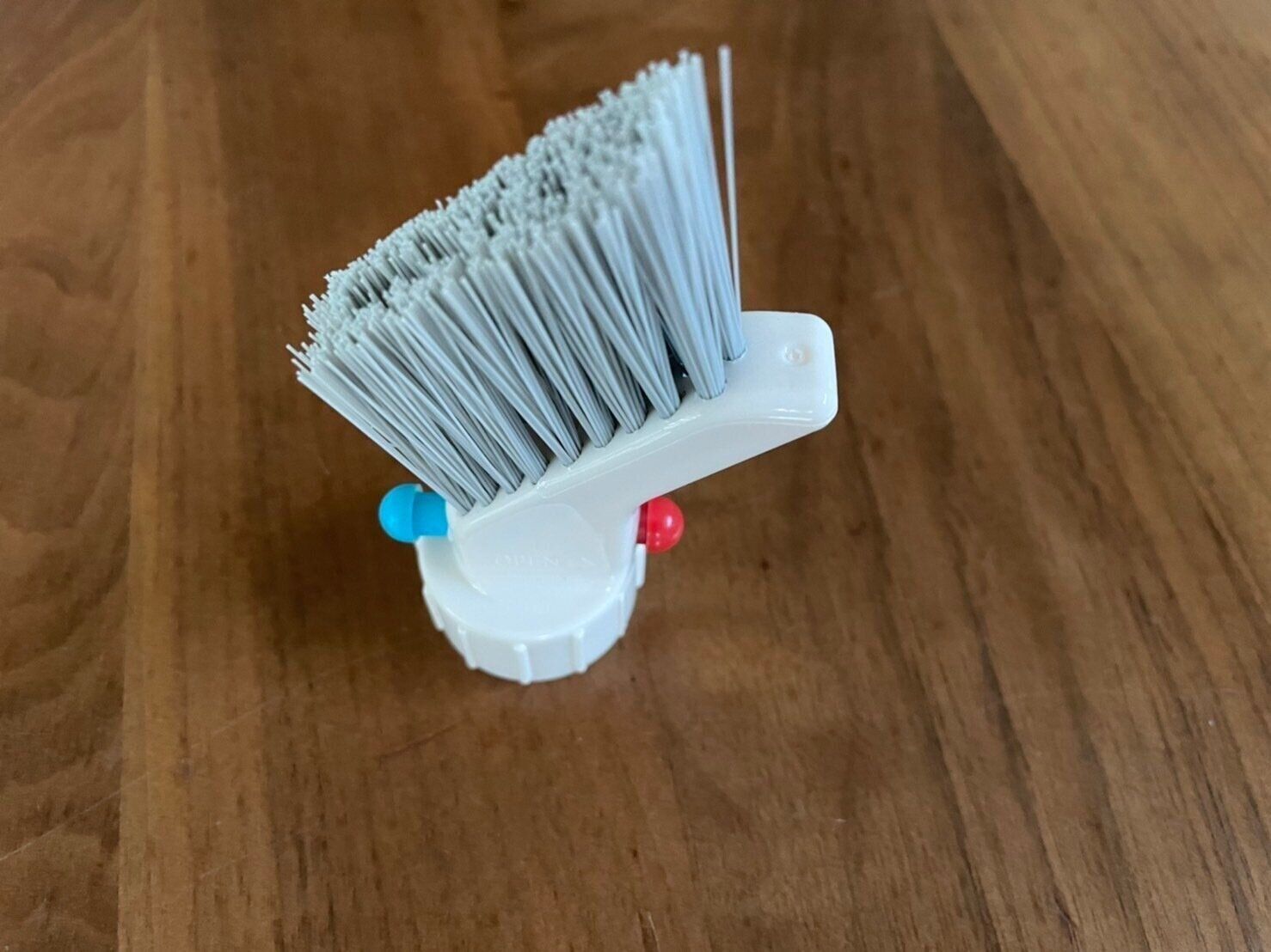 年末のサッシレールの掃除に！ペットボトルに付けるだけ簡単な「ダイソーのスリムブラシ」