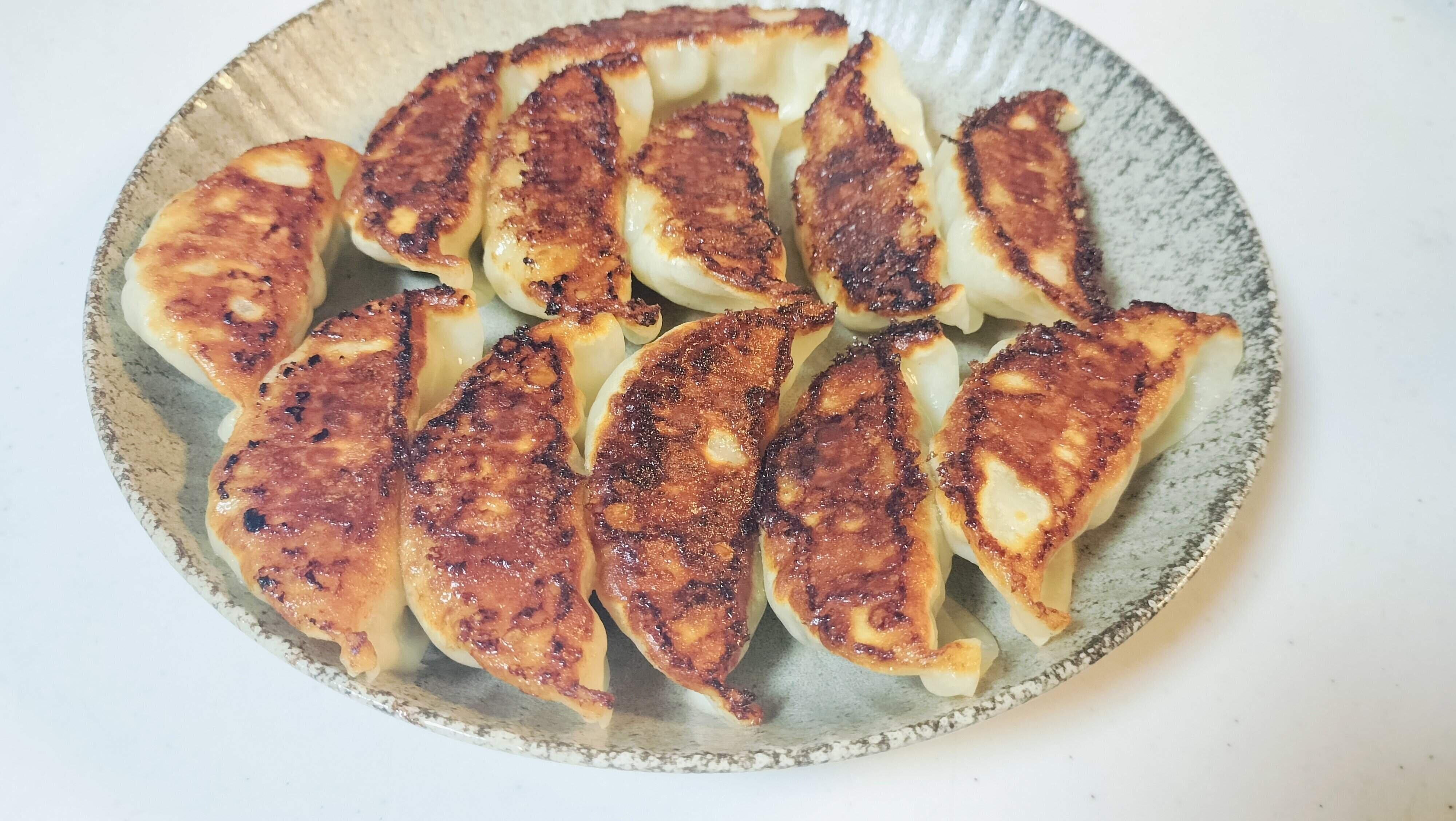 パリパリの焦げ目の餃子