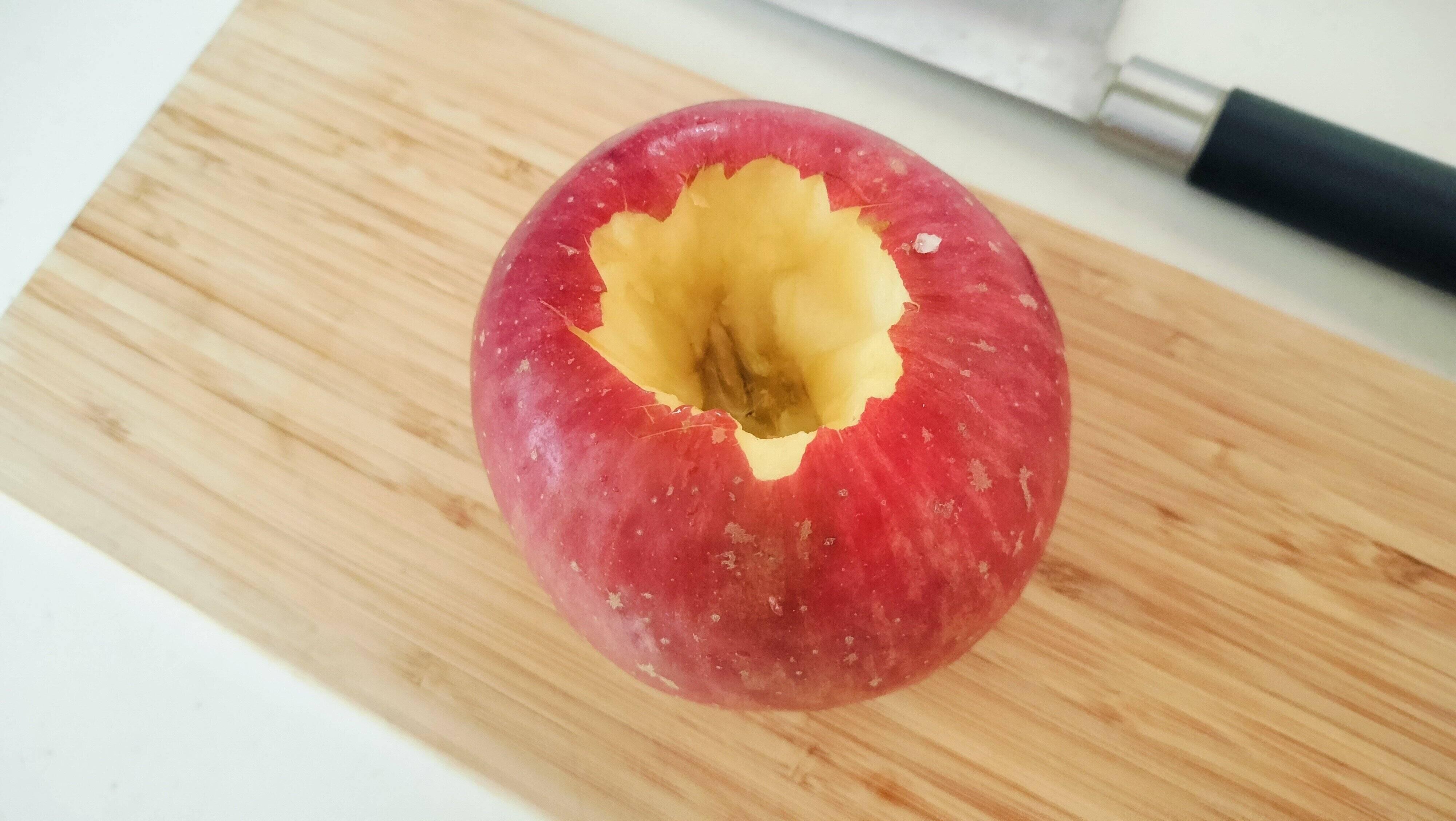 真ん中をくり抜いたりんご