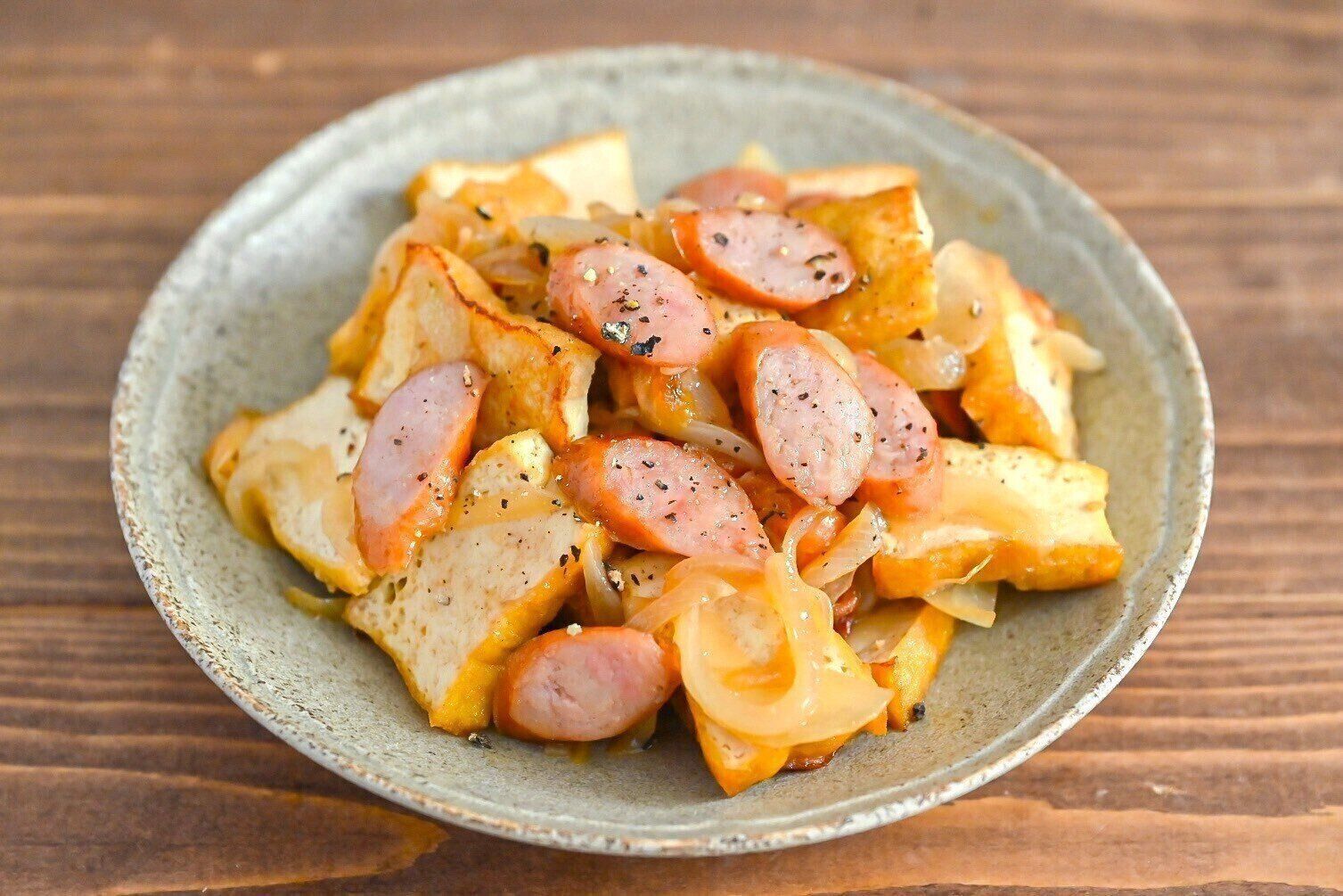 皿に盛られた厚揚げとソーセージ炒め