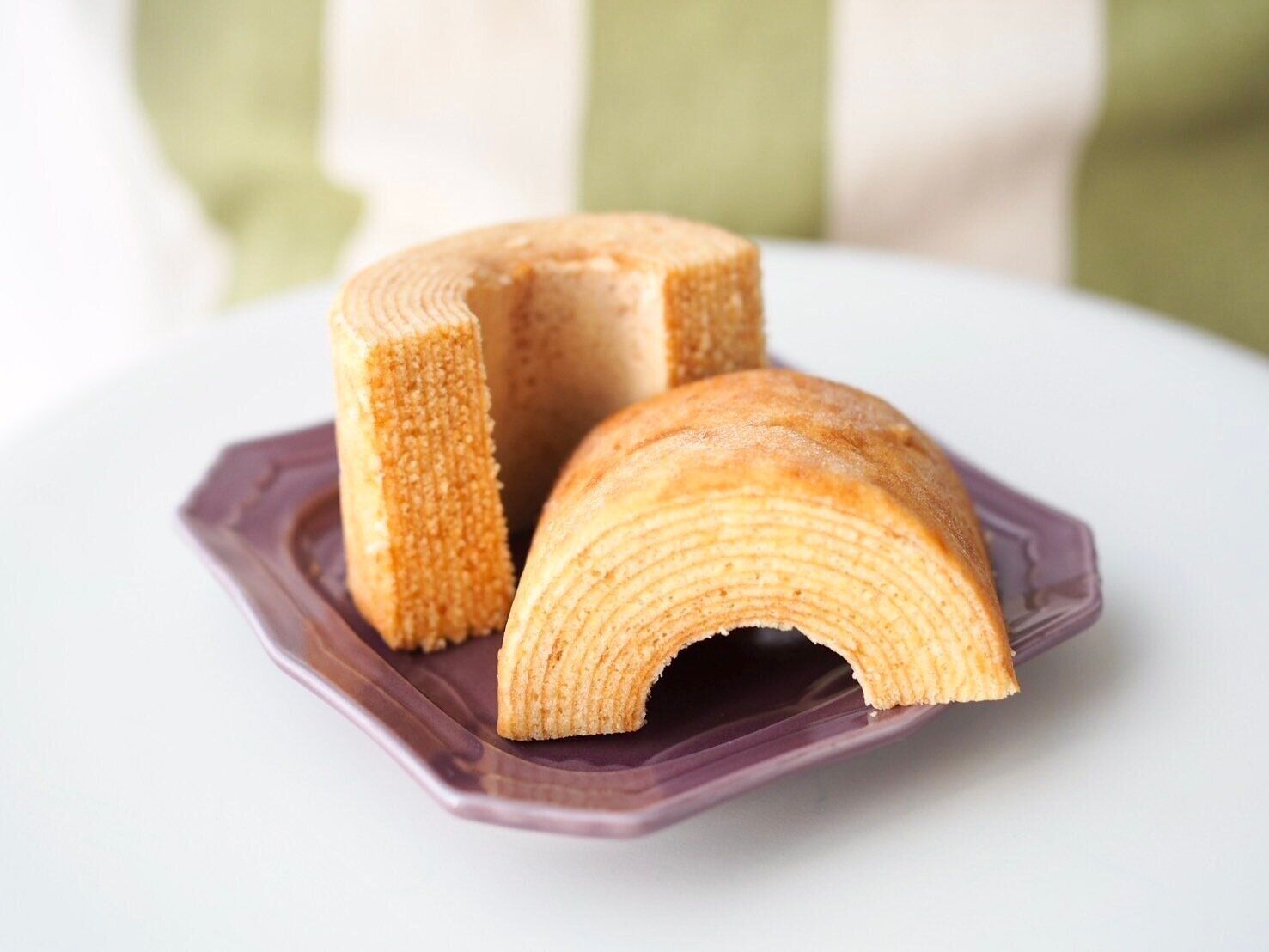 シャトレーゼ「バウムクーヘンすこやかの樹7cm」カット写真