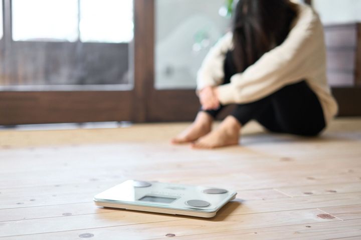 食事に不満を感じるアジア人女性