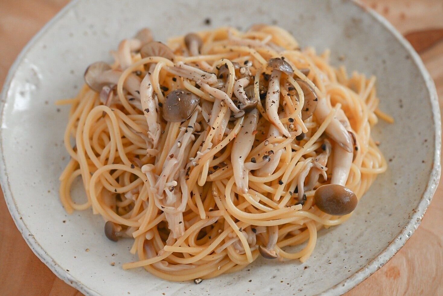 皿に盛られたきのこのパスタ