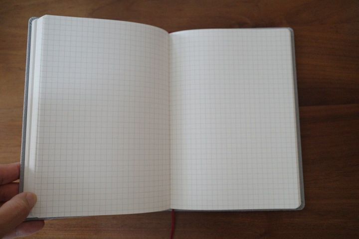 スエード調と色合いがかわいすぎる!無印良品の2025年のスケジュール帳は持てば気分が上がること間違いなし