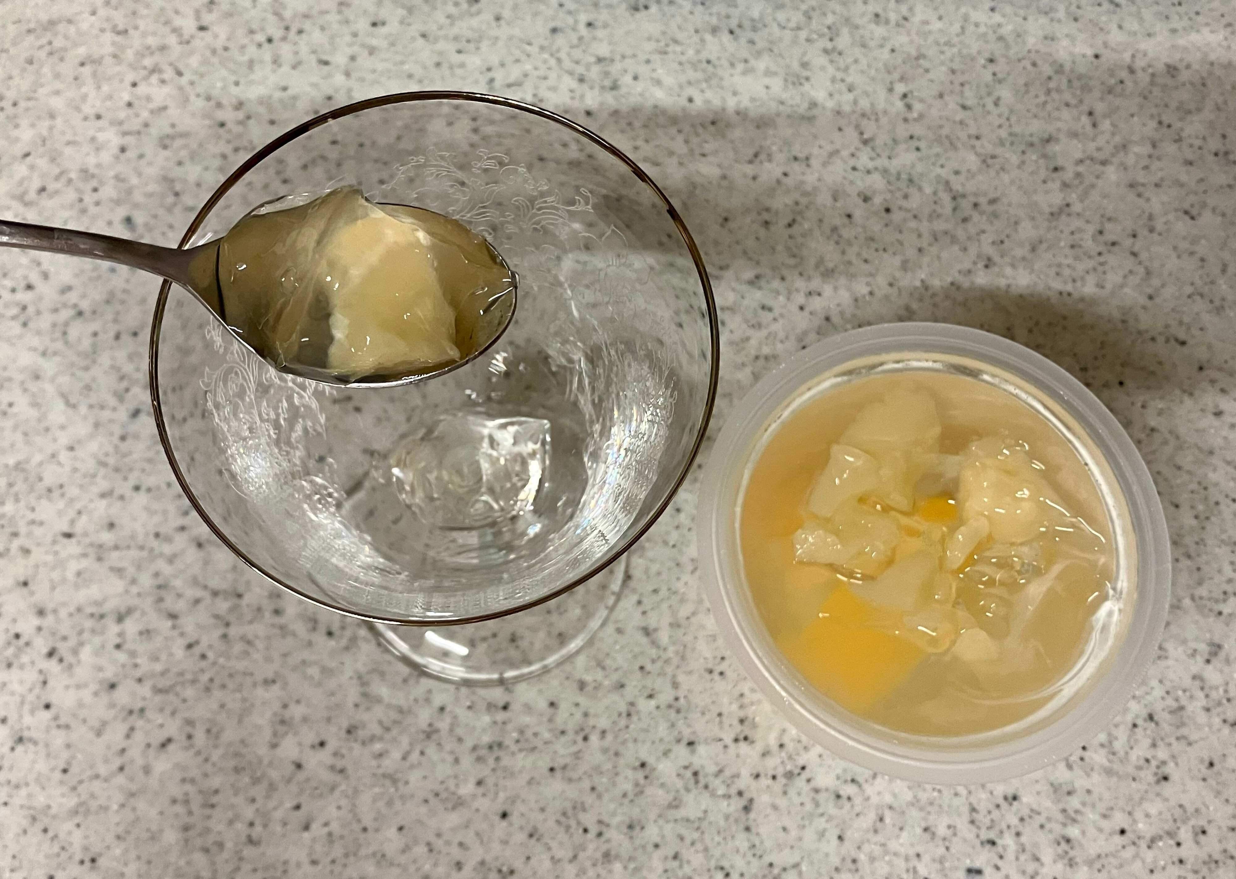 ゼリーや果肉をグラスへ