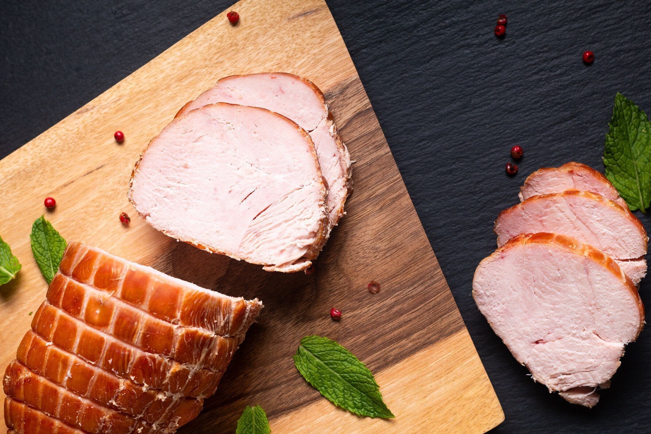 食品コンセプト有機七面鳥または鶏肉硬化ハムドイツのカスラーまたはカッセラー、コピースペース付き木製ボード