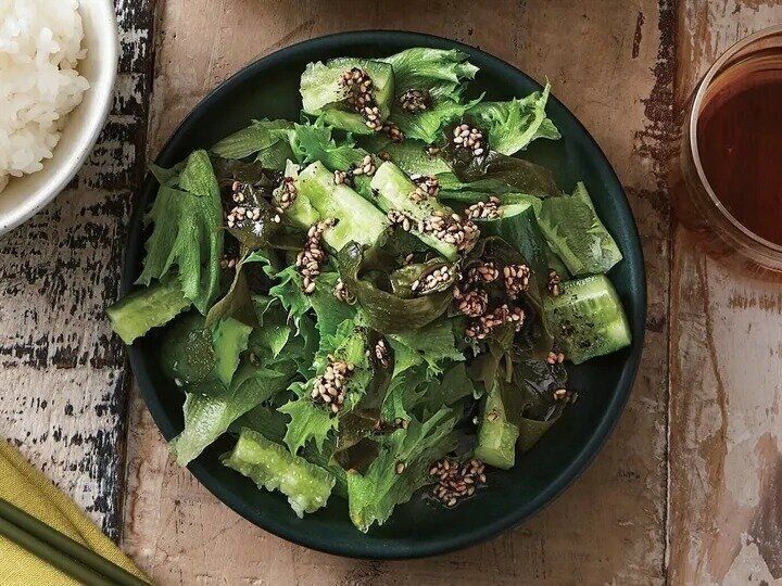 赤じそ風味のドレッシング♪グリーンリーフときゅうりとわかめのサラダ