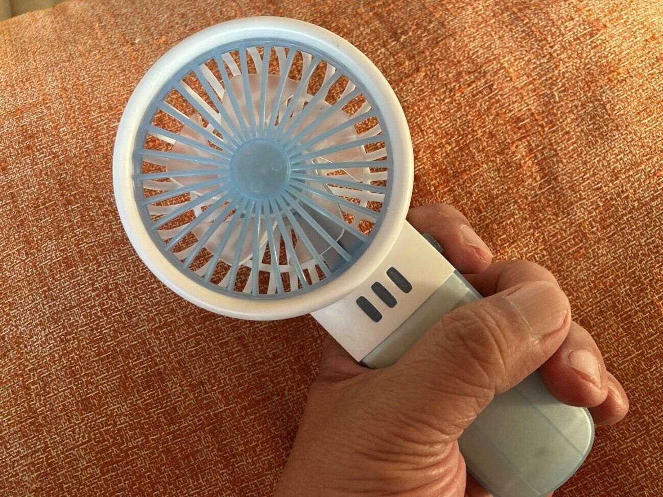 「これ安っ…！」ダイソーの330円電池式ハンディファンは実用性十分なうえに、使い終わったあとも便利!?