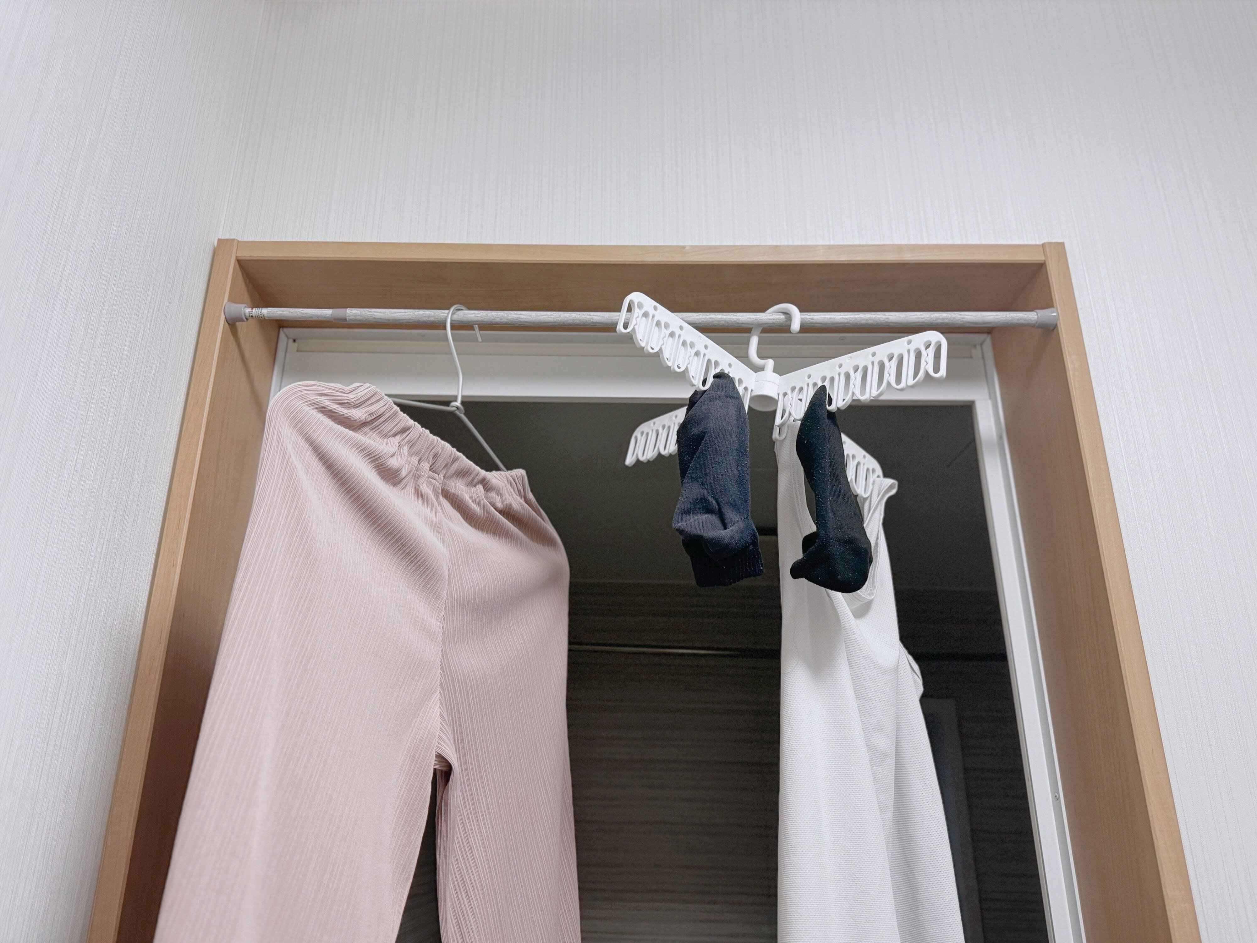 【ダイソー】110円で劇的に便利になる！お風呂のドア枠につっぱり棒をつけてみて！