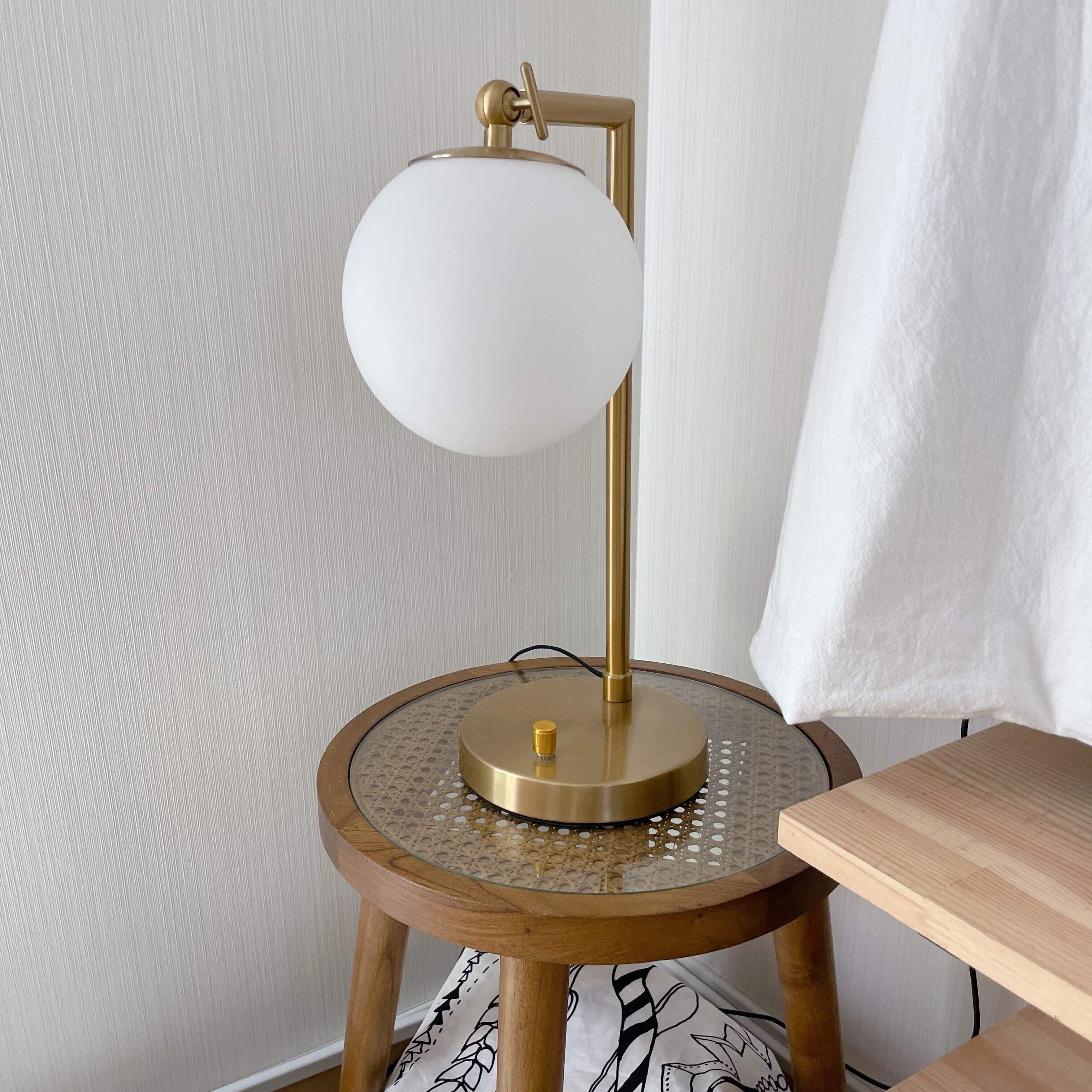 デザイン性のある照明を置く