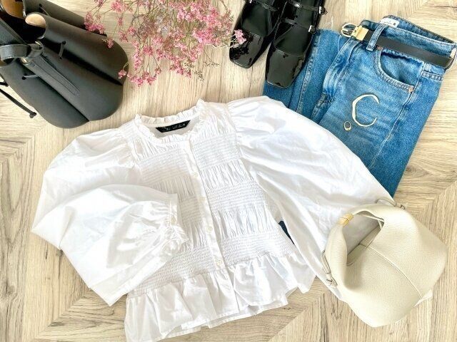 白いブラウスとデニムのコーディネート