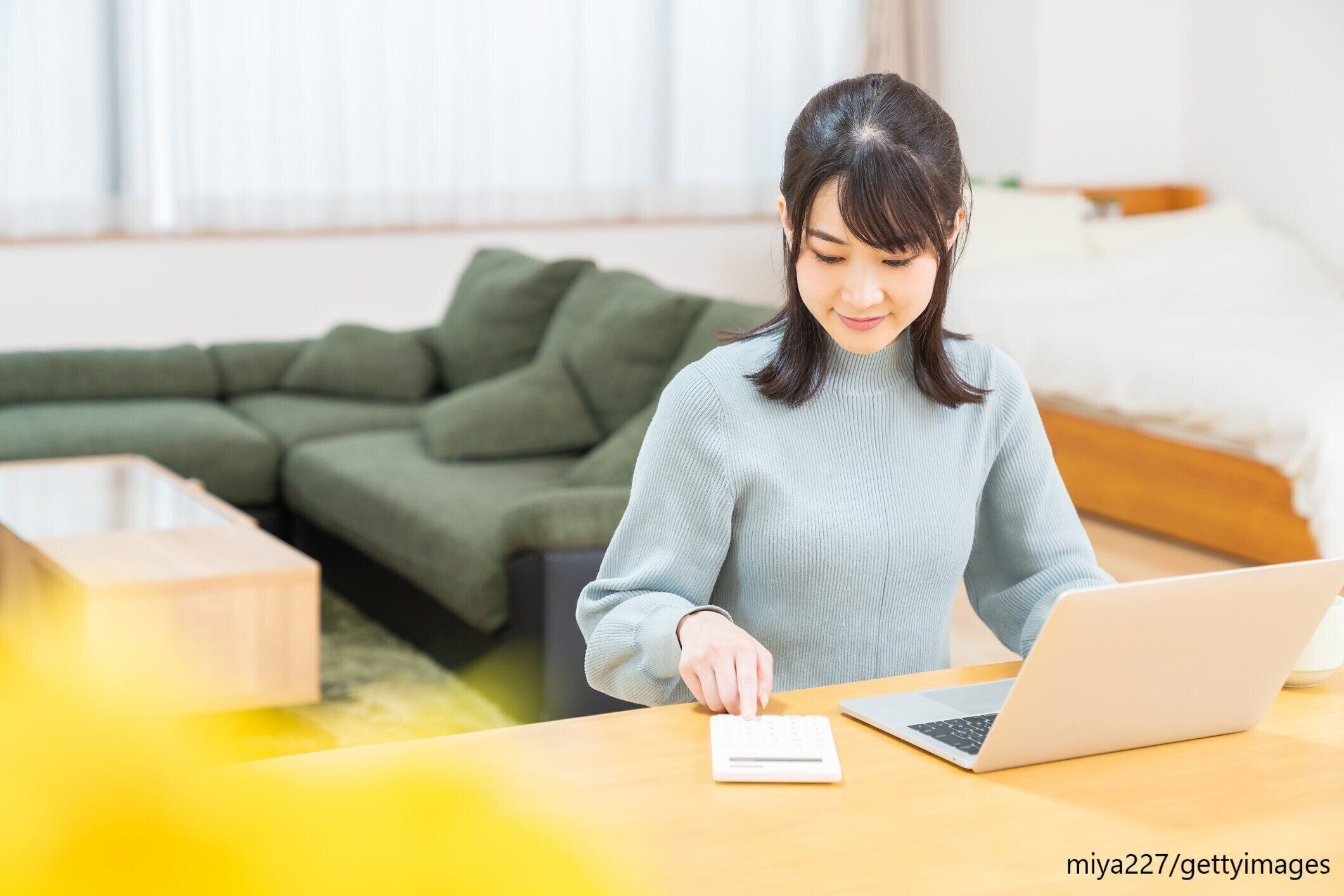 電卓を使う女性の様子