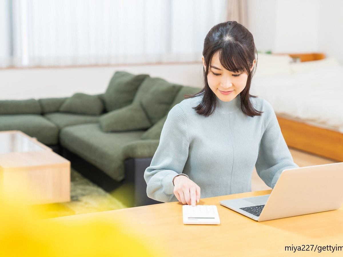 電卓を使う女性の様子