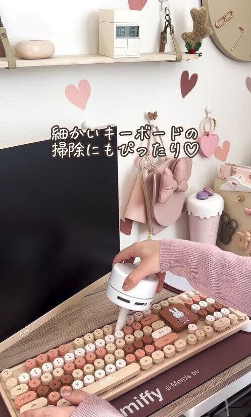 吸引力がすごい！「乾電池式卓上クリーナー」