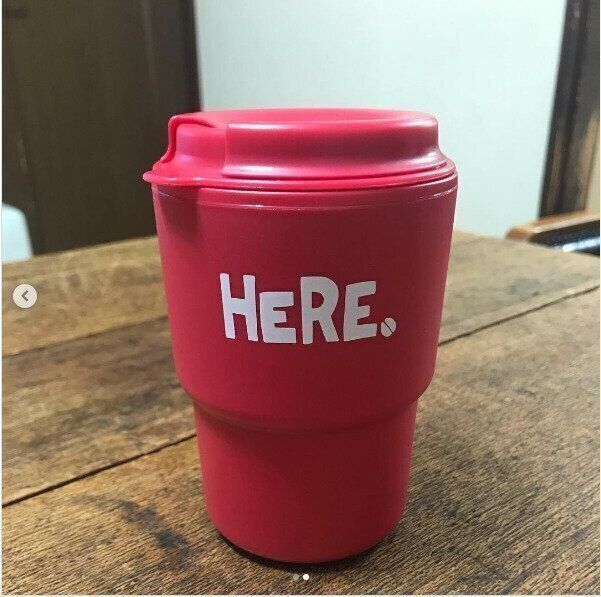 ふた付でアウトドアシーンにも活躍するカフェタンブラー