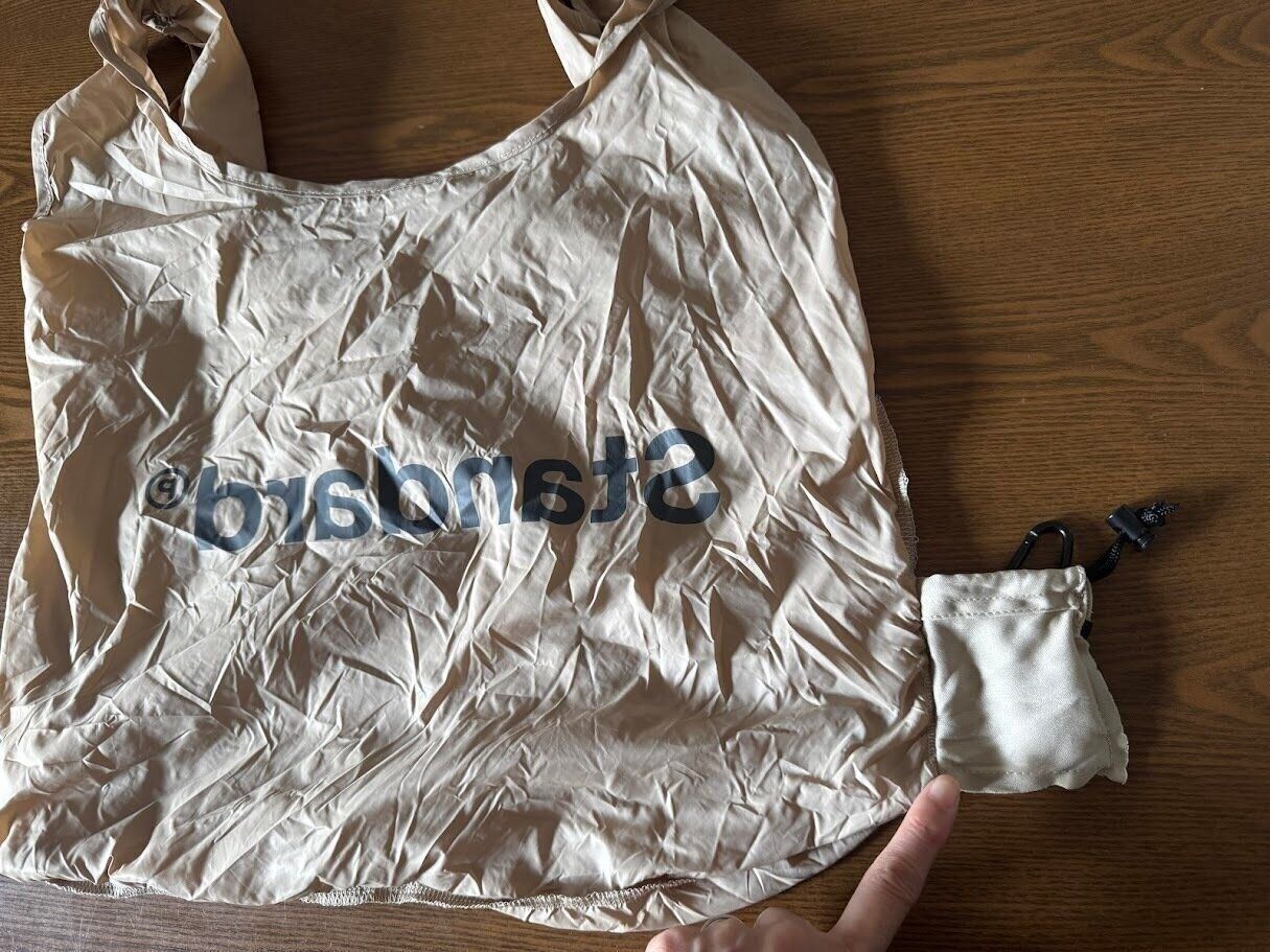 裏返すと底に収納ポーチが