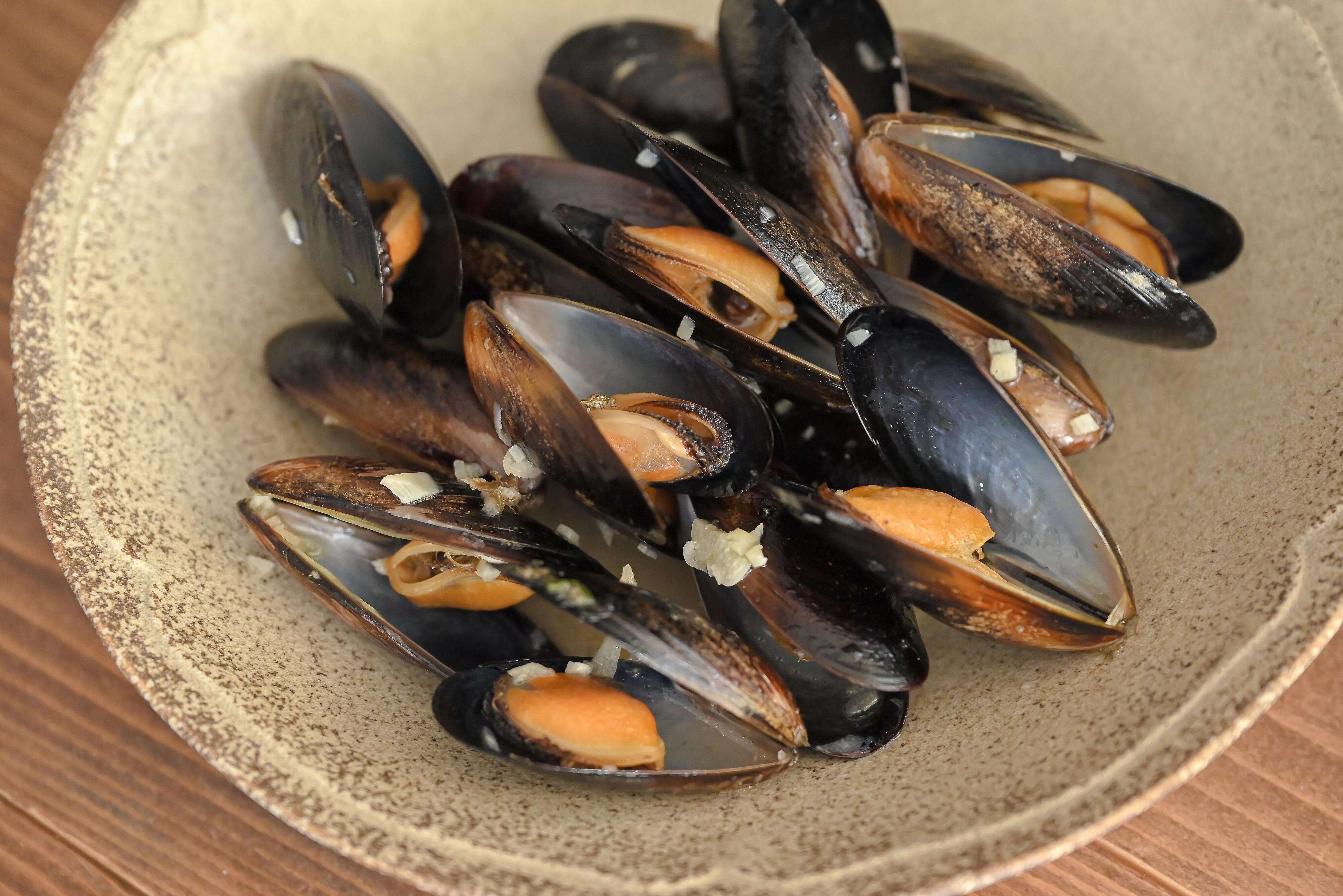 陶器の皿に入ったムール貝の白ワイン蒸し