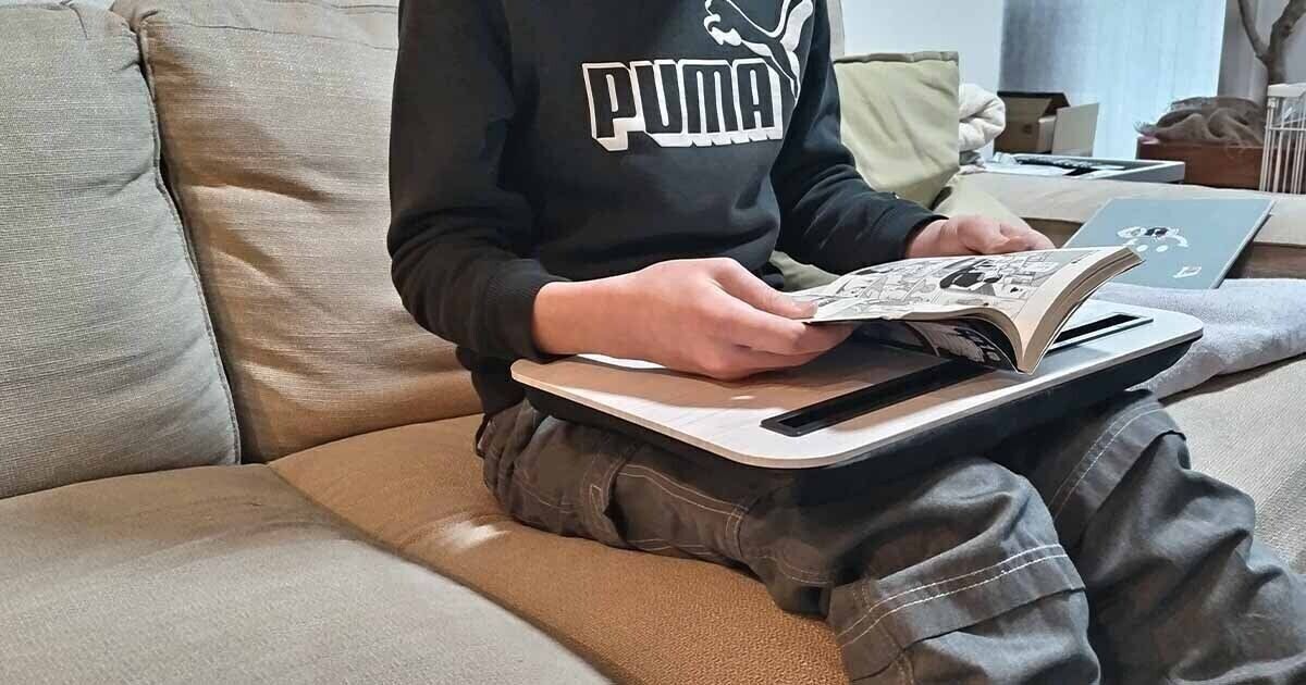 ひざ上クッション付タブレットテーブルを使って漫画を読む子ども