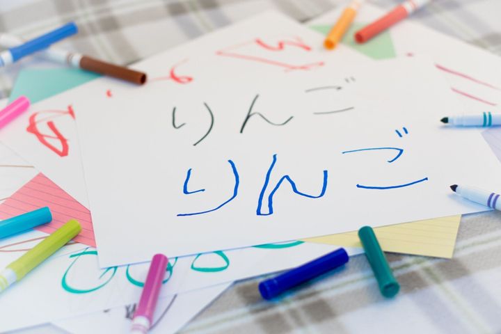 日本語;子供 (翻訳の練習のため、果物の名前を書くアップル)