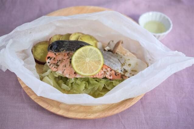 秋鮭と野菜の包み蒸し　柑橘添え