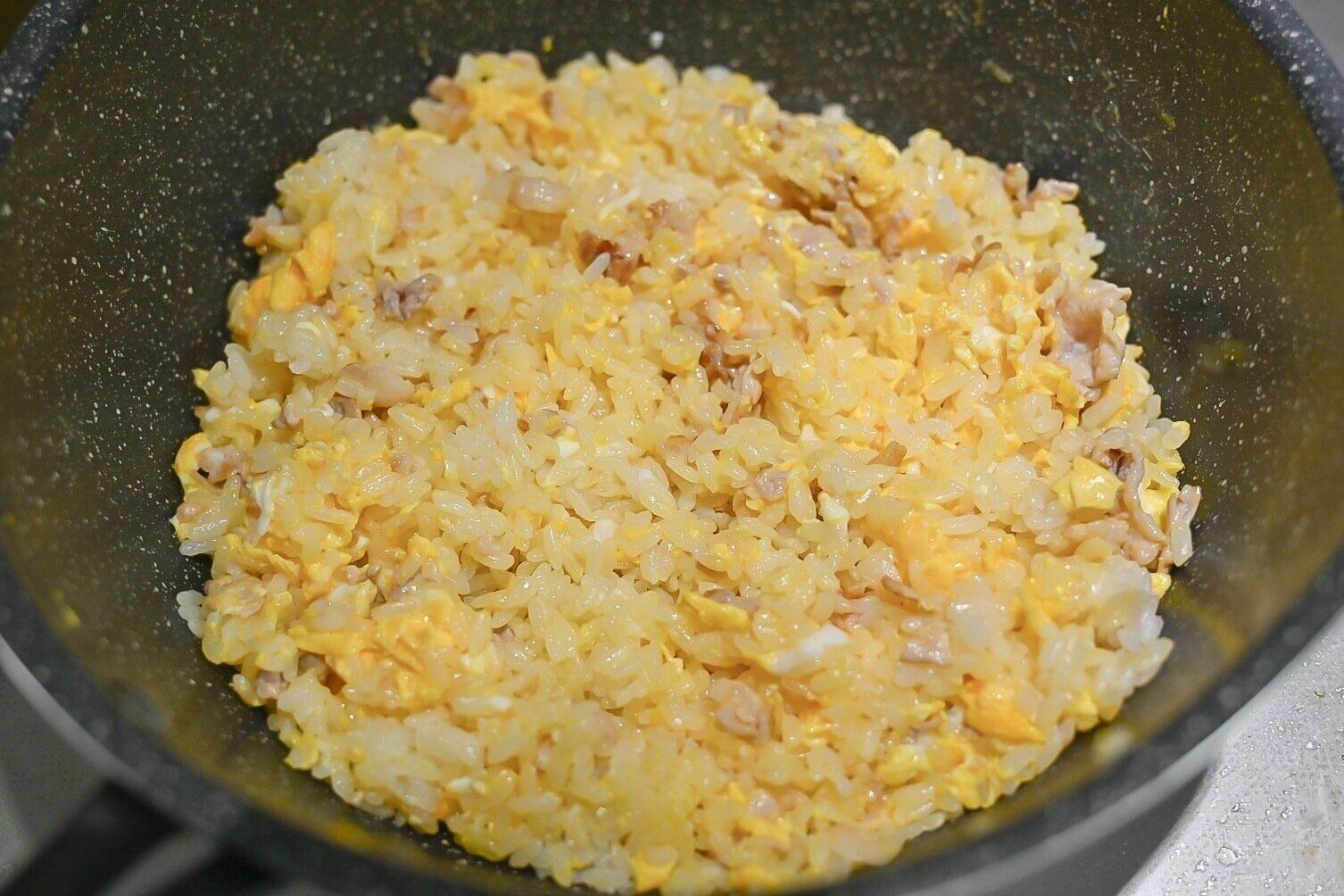 フライパンに入った卵入りのチャーハン