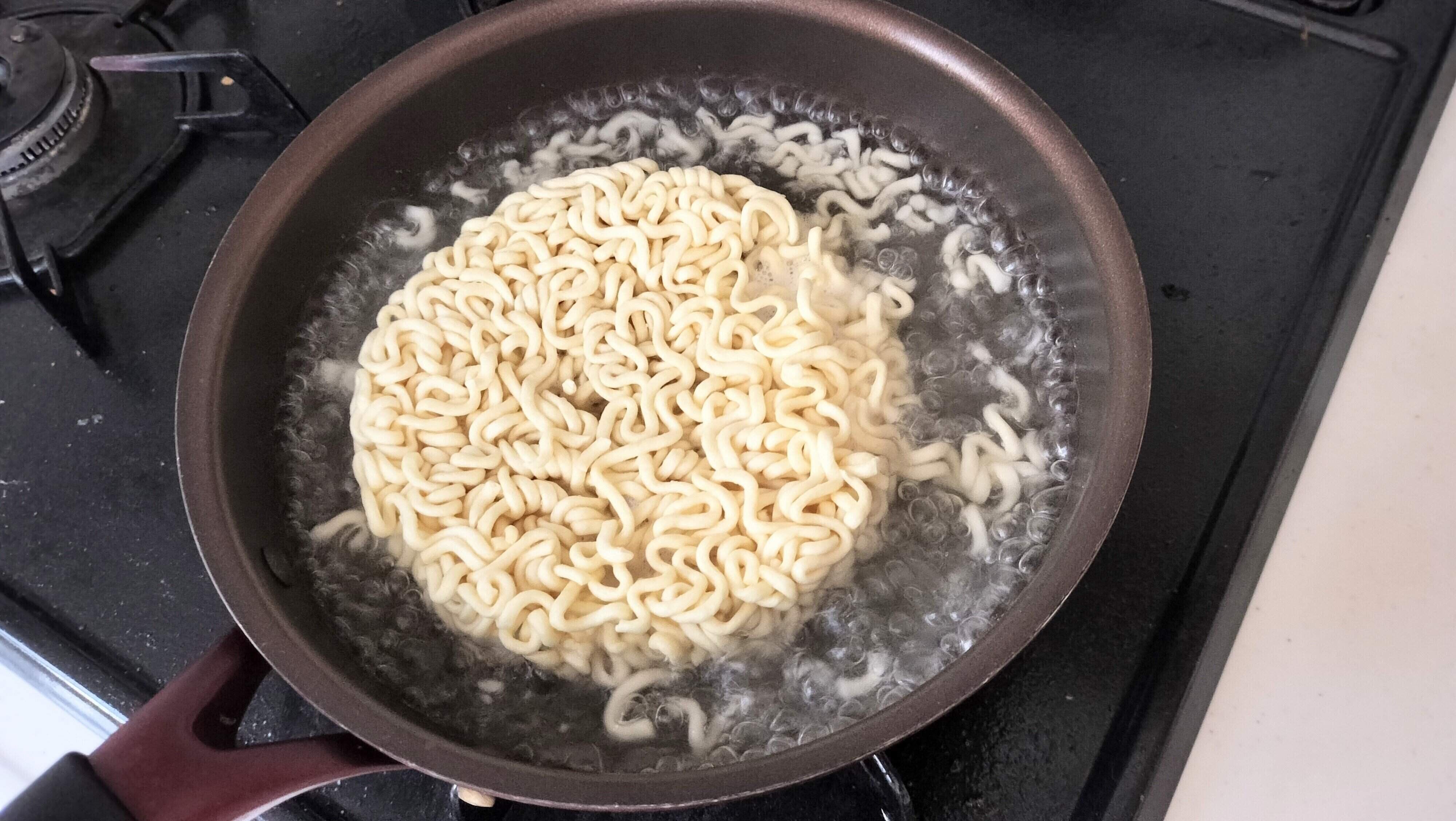 フライパンでチャパゲティを作る様子