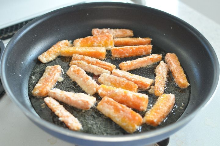 フライパンでにんじんを揚げ焼きする様子