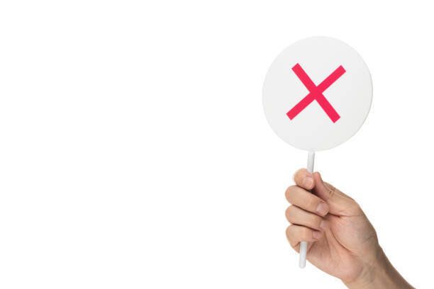 真または偽のゲーム。男性は手をつないで「偽」