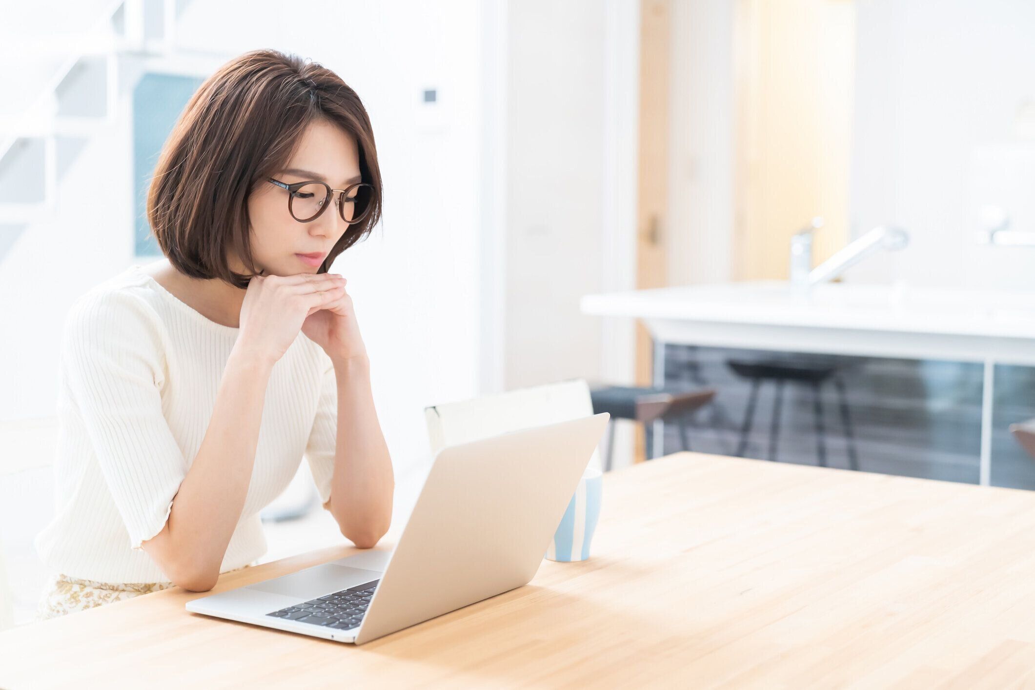 考える　悩む　鑑みるの類語