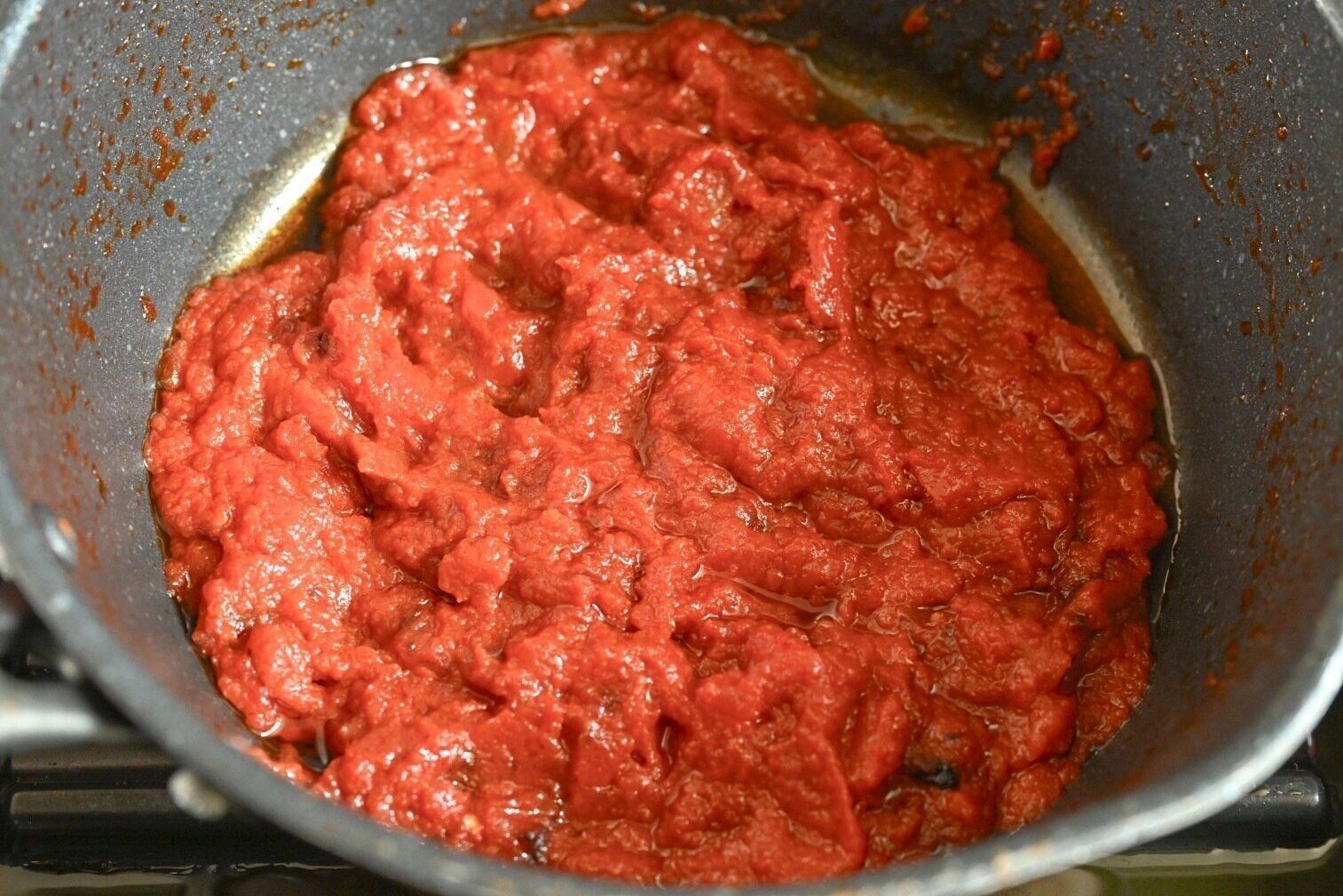 フライパンに入ったトマトソース