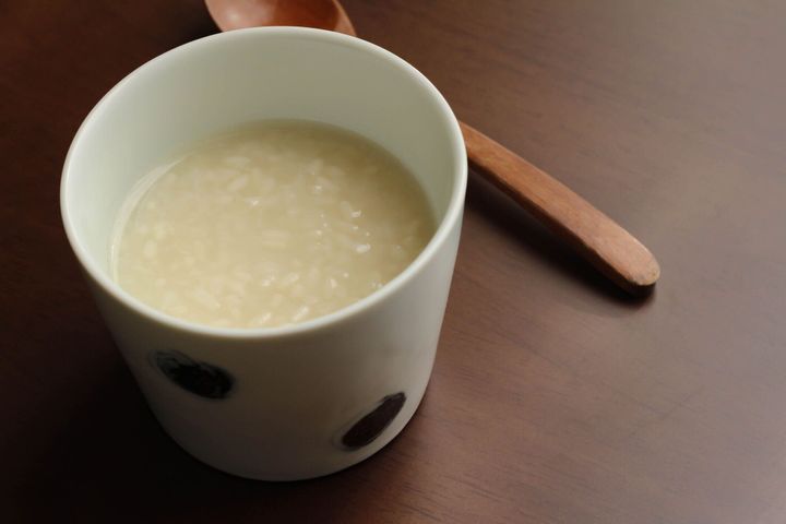 甘い酒とソバ井口に入ったスプーン