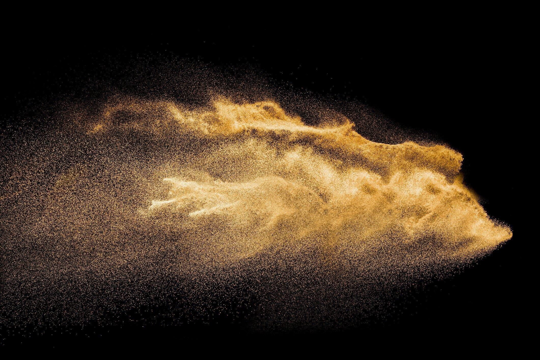 黄色い砂が空中を飛ぶ。