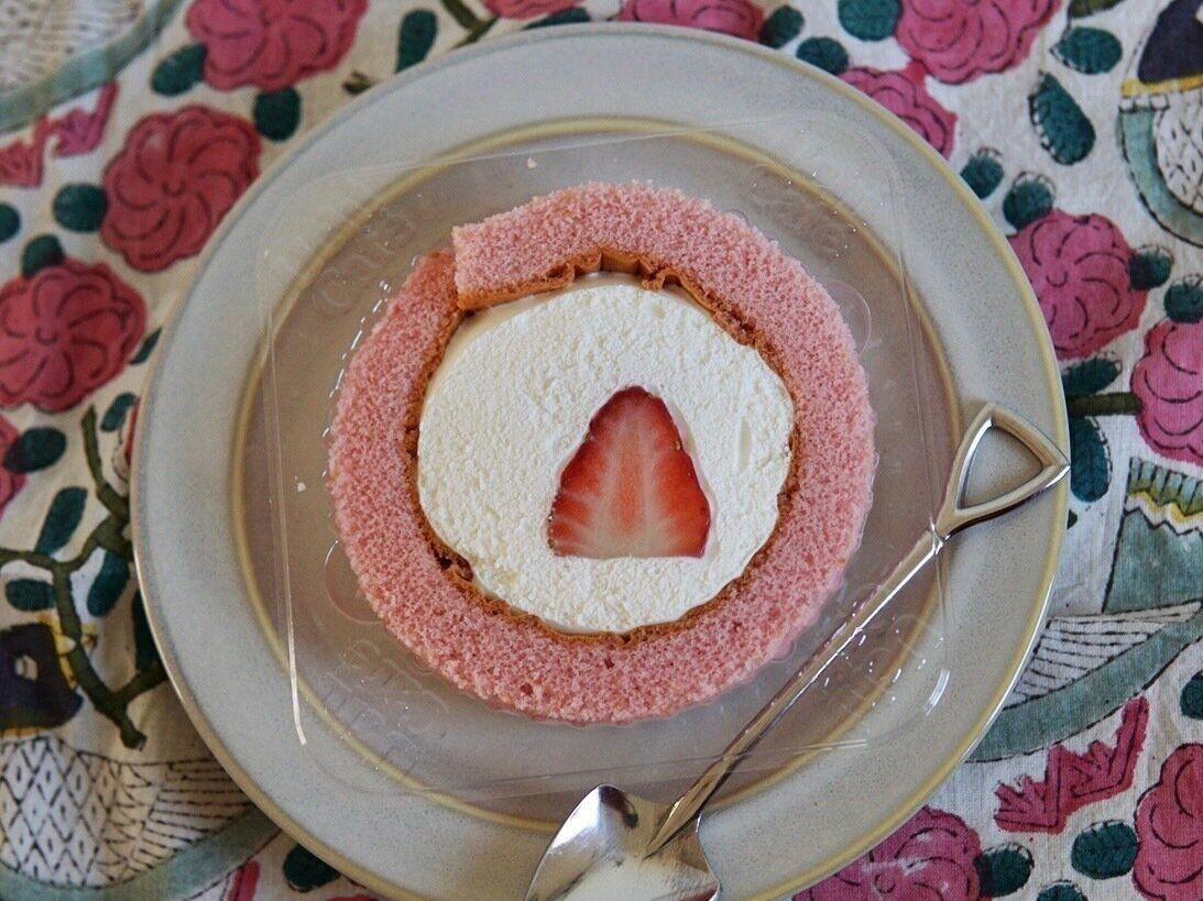 いちごのロールケーキ(いちごソース入り)