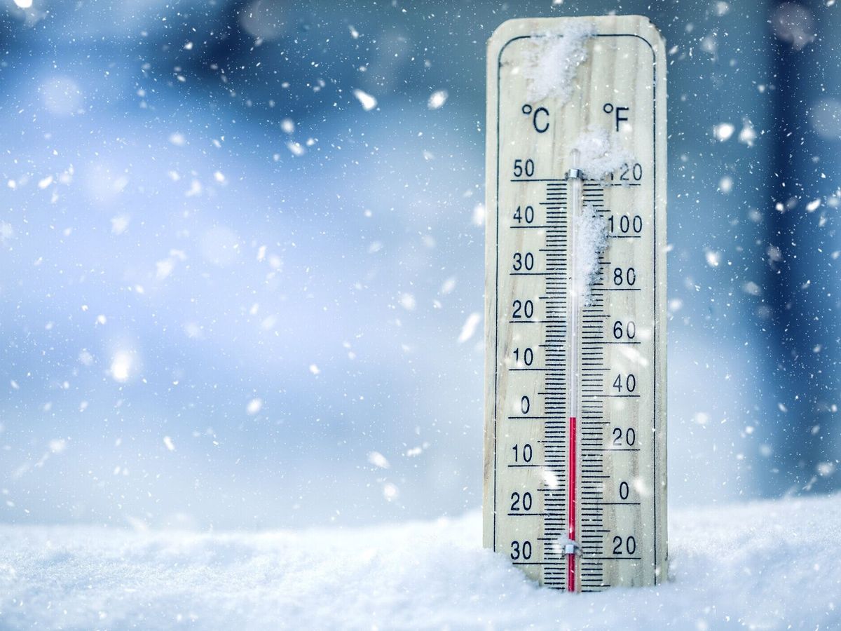 雪の上の温度計が表示されます低温 - ゼロ。摂氏と華氏で低温。寒い冬の天候 - ゼロ摂氏 30 2 華氏