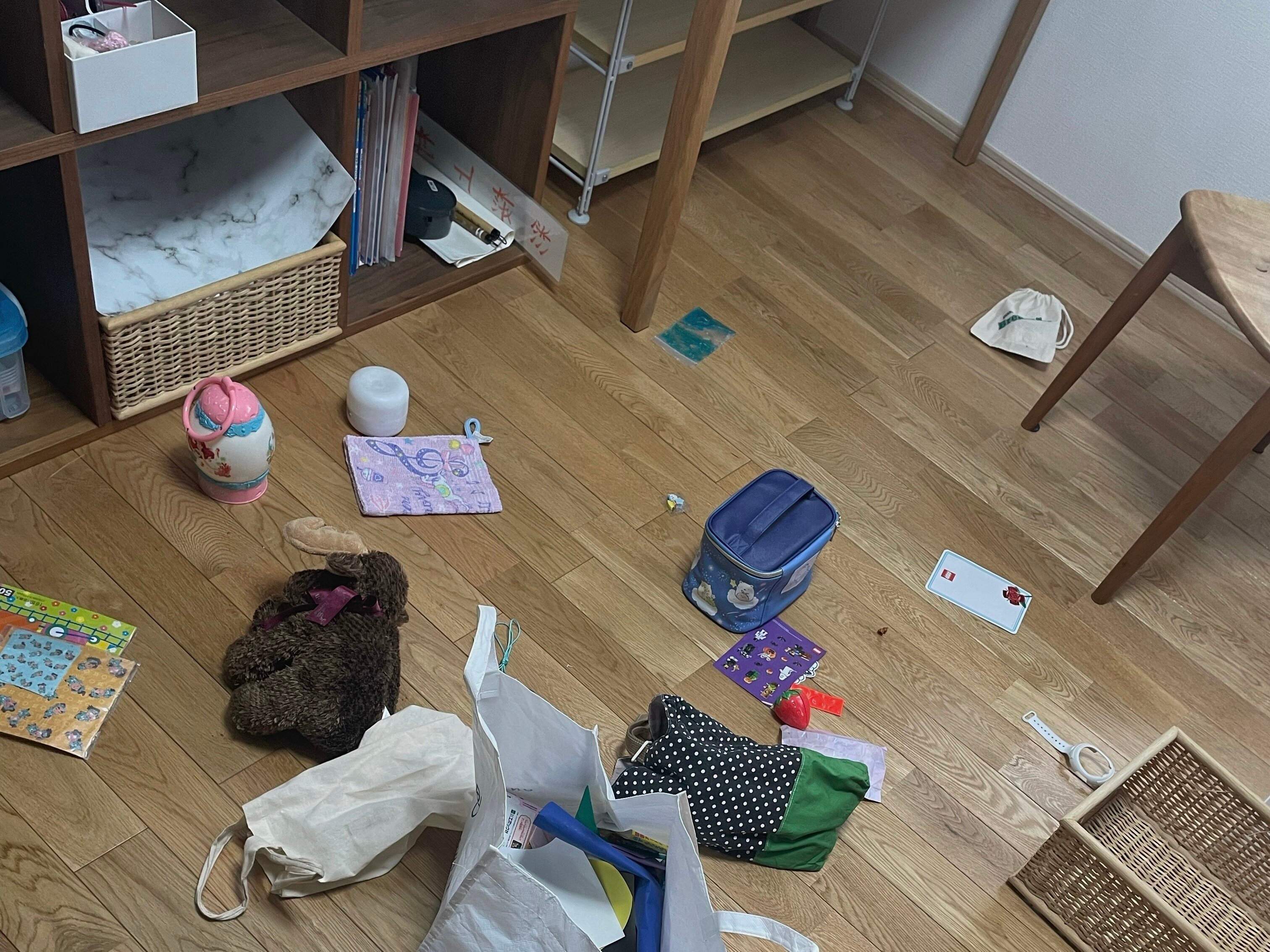 床はモノだらけ