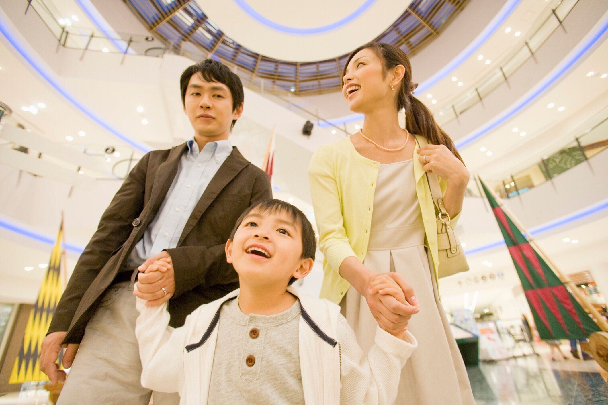 買い物をしている家族